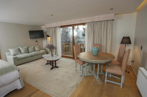 a living room with a table and a couch at Leonera Hotel in La Leonera