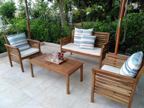 un patio con sedie, tavolo e sedie di La Casa del Sole a Marina di Pisticci