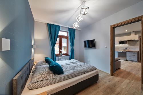 ザコパネにあるApartament Parzenica Zakopaneの青い壁のベッドルーム1室