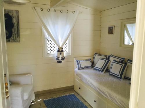 A bed or beds in a room at caratteristica dependance in legno