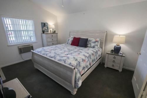 - une chambre avec un lit, une lampe et une fenêtre dans l'établissement Sunset Penthouse Condo, à Branson