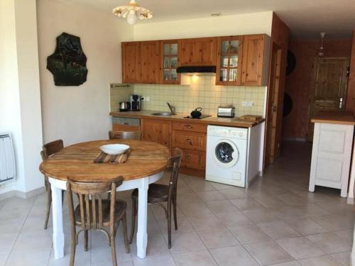 薩維訥的住宿－Rez de plage-Canoé+Paddle-70m²，厨房配有桌子和洗衣机。