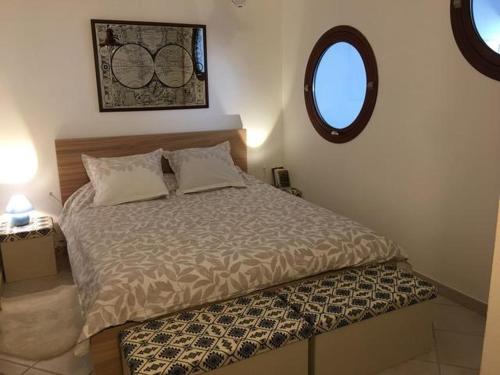 薩維訥的住宿－Rez de plage-Canoé+Paddle-70m²，卧室内的一张床位,配有镜子和一张四柱床