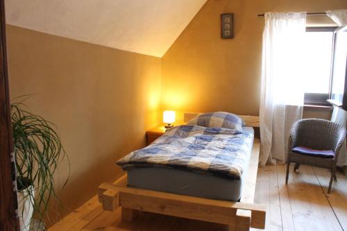 a bedroom with a bed sitting on a wooden table at Feriengut zum Trinkstorch in Leinsweiler