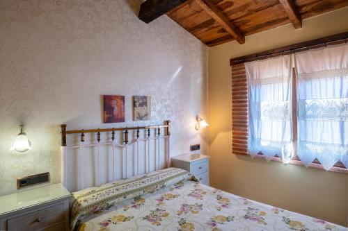 1 dormitorio con cama y ventana en Casa Rural El Olivo / El Almendro, en Aldeadávila de la Ribera