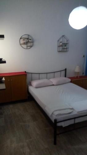 Postel nebo postele na pokoji v ubytování John Galouzis Studios