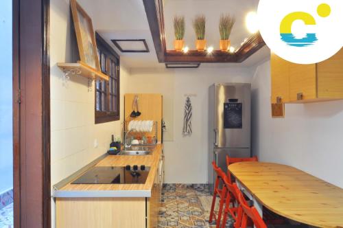 cocina con mesa de madera y encimera en Casa Canaria Beautiful Home in Las Canteras, en Las Palmas de Gran Canaria