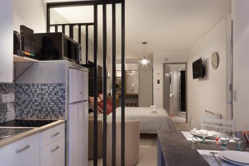 uma cozinha e uma sala de estar com uma cama em Le Repaire - lescapade-medievale Sarlat em Sarlat-la-Canéda