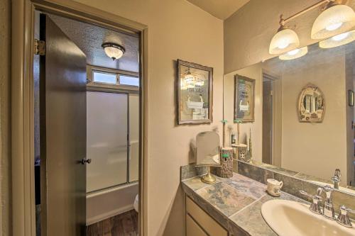 un baño con lavabo y espejo en Family Cabin with Game Room Near Hiking and Skiing!, en Lake Arrowhead