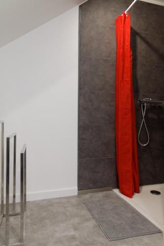 - une douche avec rideau de douche rouge dans l'établissement Villa Jean Julien - Le Sancy - Appartement T3 - 65m2 - 8 personnes, à Le Mont-Dore