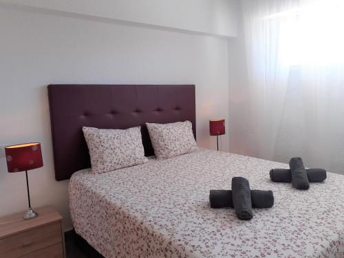 1 dormitorio con 1 cama grande y 2 almohadas en FH COCOLISO II en Altea