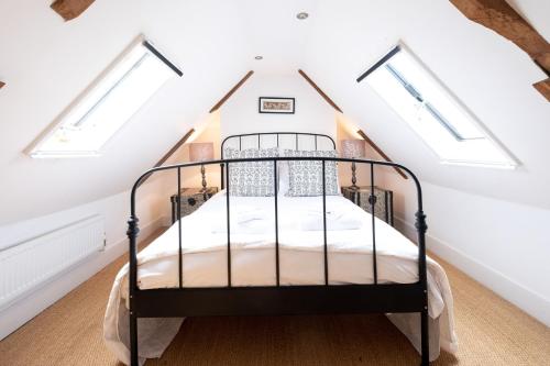 Postel nebo postele na pokoji v ubytování Mansard House