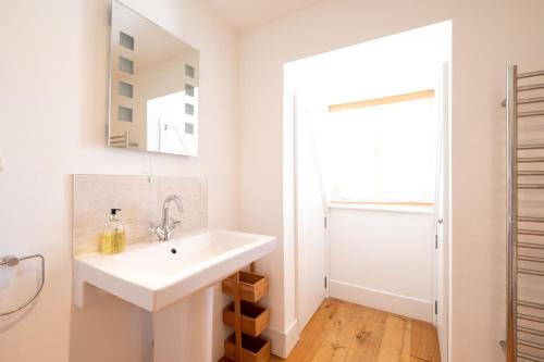 Koupelna v ubytování Mansard House