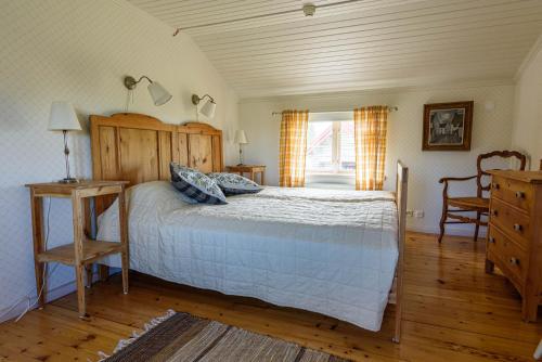 a bedroom with a bed and a table and a chair at Soltägtgården in Tällberg