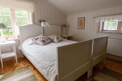 a bedroom with a bed with two pillows on it at Soltägtgården in Tällberg