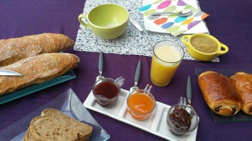 Breakfast options available to guests at Les Jardins du Golf