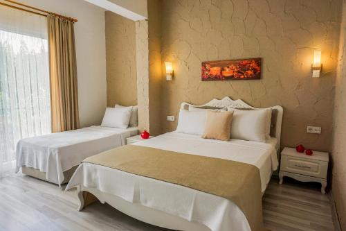 Postel nebo postele na pokoji v ubytování Alaçatı 716 Hotel