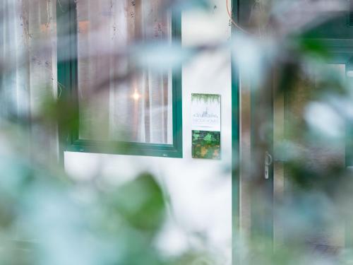 a glass door with a window with a sign on it at Nikolai Homes in Vienna