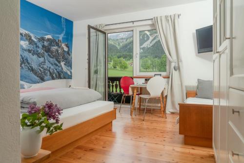 En eller flere senge i et værelse på Alpin Appartement Reinhard Tritscher
