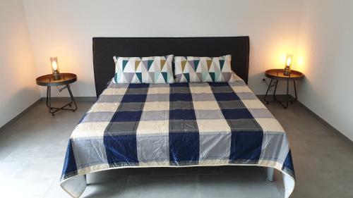 ein Schlafzimmer mit einem Bett mit zwei Nachttischen in der Unterkunft Casa Elea, die Ferienwohnung mit Terrasse und Garten am Tor zum Bodensee in Stockach
