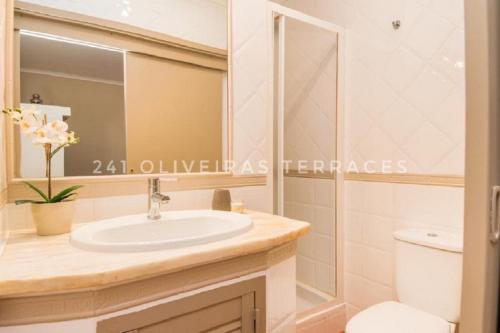 bagno con lavandino e servizi igienici di 241 Oliveiras Terraces ad Albufeira