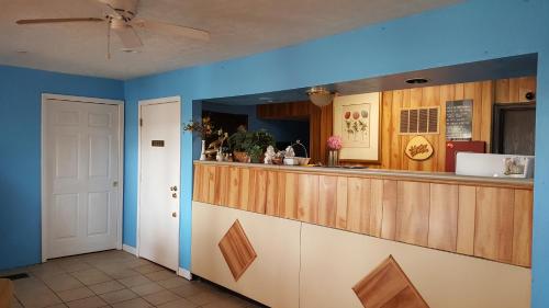 cocina con barra con luz azul en Garden Inn and Extended Stay, en Shepherdsville