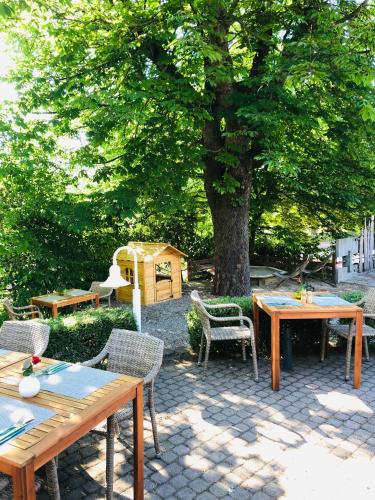 Κήπος έξω από το Hotel & Restaurant Grüner Baum Merzhausen