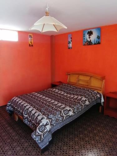เตียงในห้องที่ Hostal Puerto Alegre