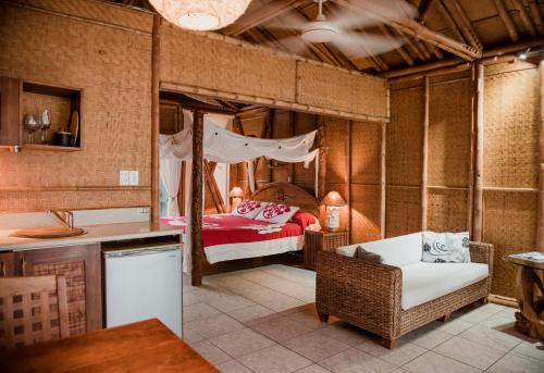 ein Zimmer mit einem Schlafzimmer mit einem Bett darin in der Unterkunft Magic Reef Bungalows in Rarotonga