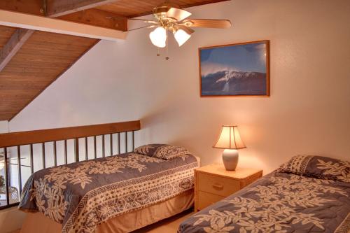 um quarto com 2 camas e uma ventoinha de tecto em Maui Vista 1423 em Kihei