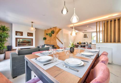 une salle à manger avec une grande table et des chaises en bois dans l'établissement MickeyRelax - House Spa Sauna next Disneyland Paris, à Villeneuve-le-Comte