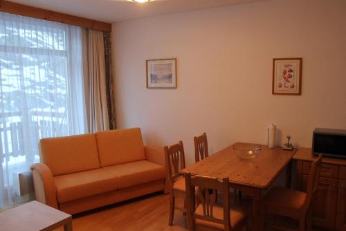 Appartement Hohe Mut في اوبرغورغل: غرفة معيشة مع أريكة وطاولة