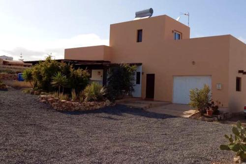 una casa grande con una entrada delante de ella en One bedroom house with garden at Triquivijate, en Antigua