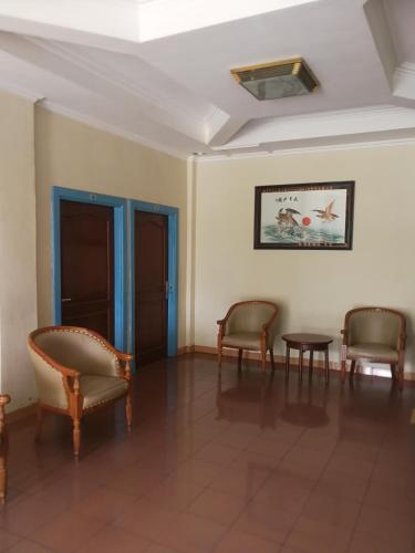 uma sala de espera com cadeiras e uma mesa em Hotel Mayang Sari 2 em Jambi