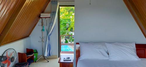 Un pat sau paturi într-o cameră la Hưng Phát Bungalow