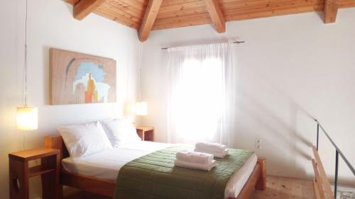 Кровать или кровати в номере Kastraki Art Houses