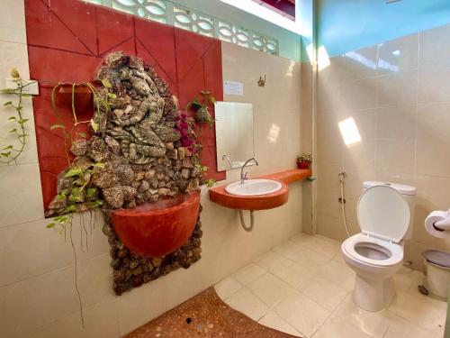 Bathroom sa Shanti Lodge Phuket