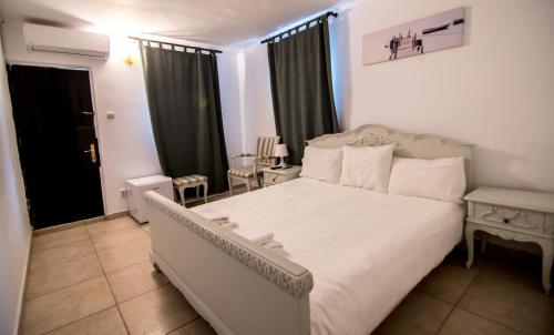 een slaapkamer met een groot wit bed in een kamer bij Famagusta in Vama Veche