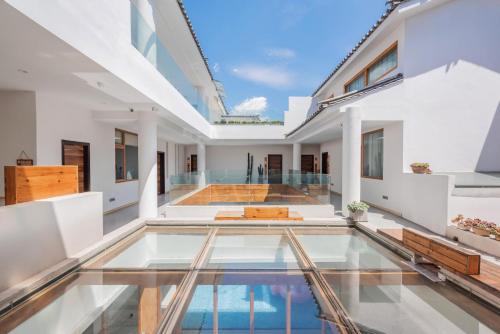 an indoor pool in a house with a glass floor at Shang Shan ruo shui 大理上山若水客栈 in Dali