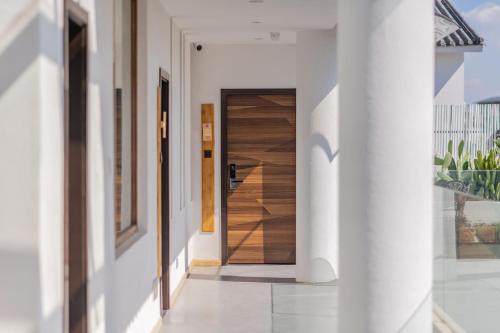 a hallway of a house with a wooden door at Shang Shan ruo shui 大理上山若水客栈 in Dali
