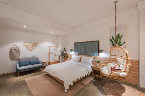 a bedroom with a swing bed and a chair at Shang Shan ruo shui 大理上山若水客栈 in Dali