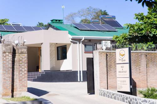 una casa con pannelli solari sul tetto di Travelodge a Blantyre