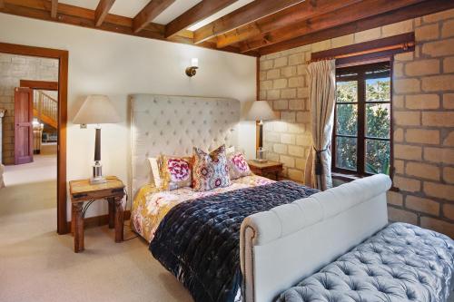 Un pat sau paturi într-o cameră la Villa Casa Maria Luxury Tuscan Villa