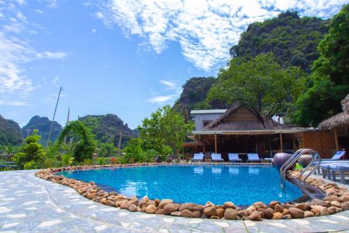- une piscine avec toboggan dans un complexe dans l'établissement Green Mountain Homestay, à Ninh Binh