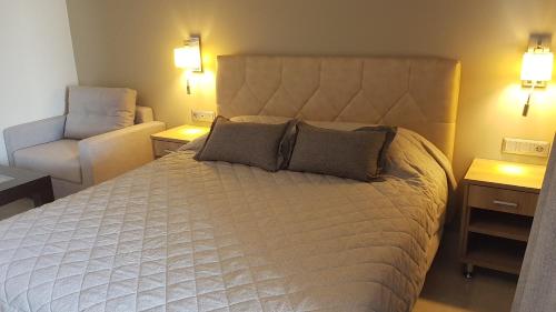 Ένα ή περισσότερα κρεβάτια σε δωμάτιο στο STORK Design Suites