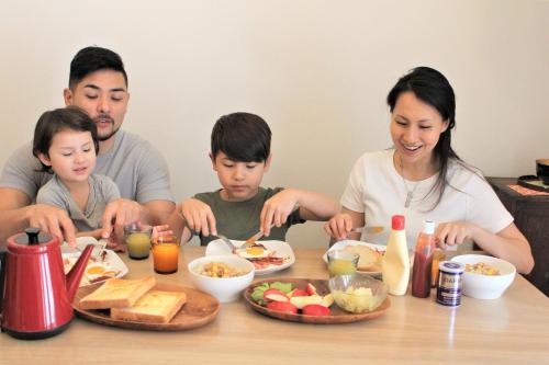 ホテルの敷地内または近くでの食事または食べ物