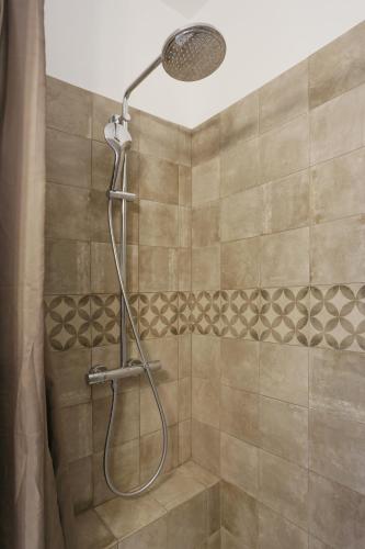 une douche avec pommeau de douche dans une salle de bain dans l'établissement SunRise Cassis, à Cassis