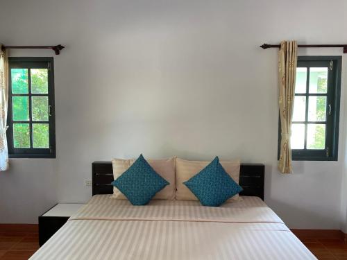 Кровать или кровати в номере MaihomSailom Resort