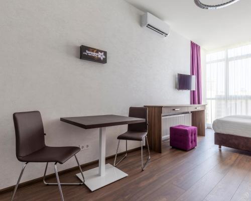 Телевизор и/или развлекательный центр в barasport city apartments