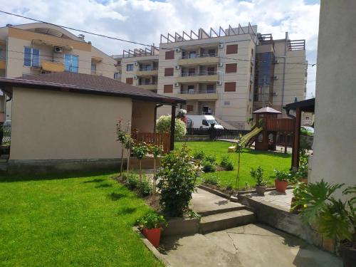 Taman di luar Apartmani Neca